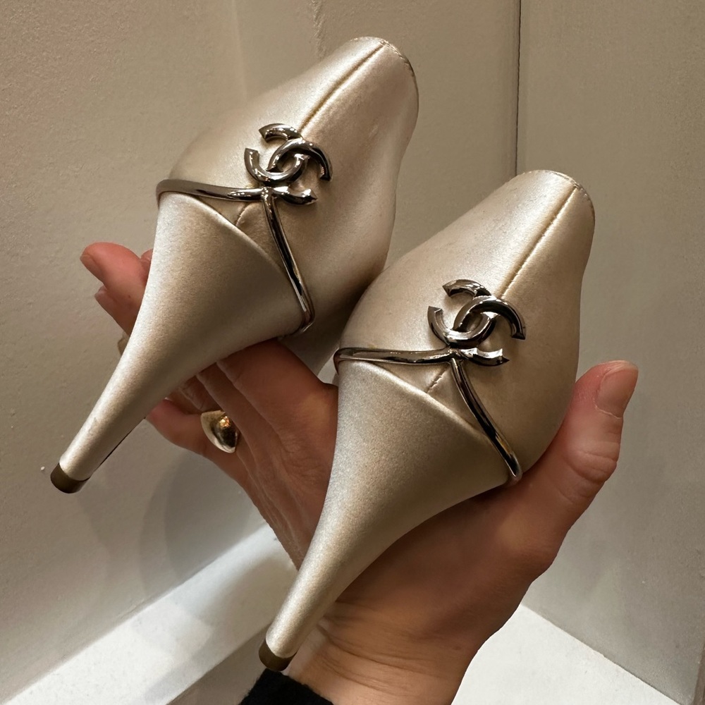 Chanel - 🤤 white satin pumps (35 1/2)